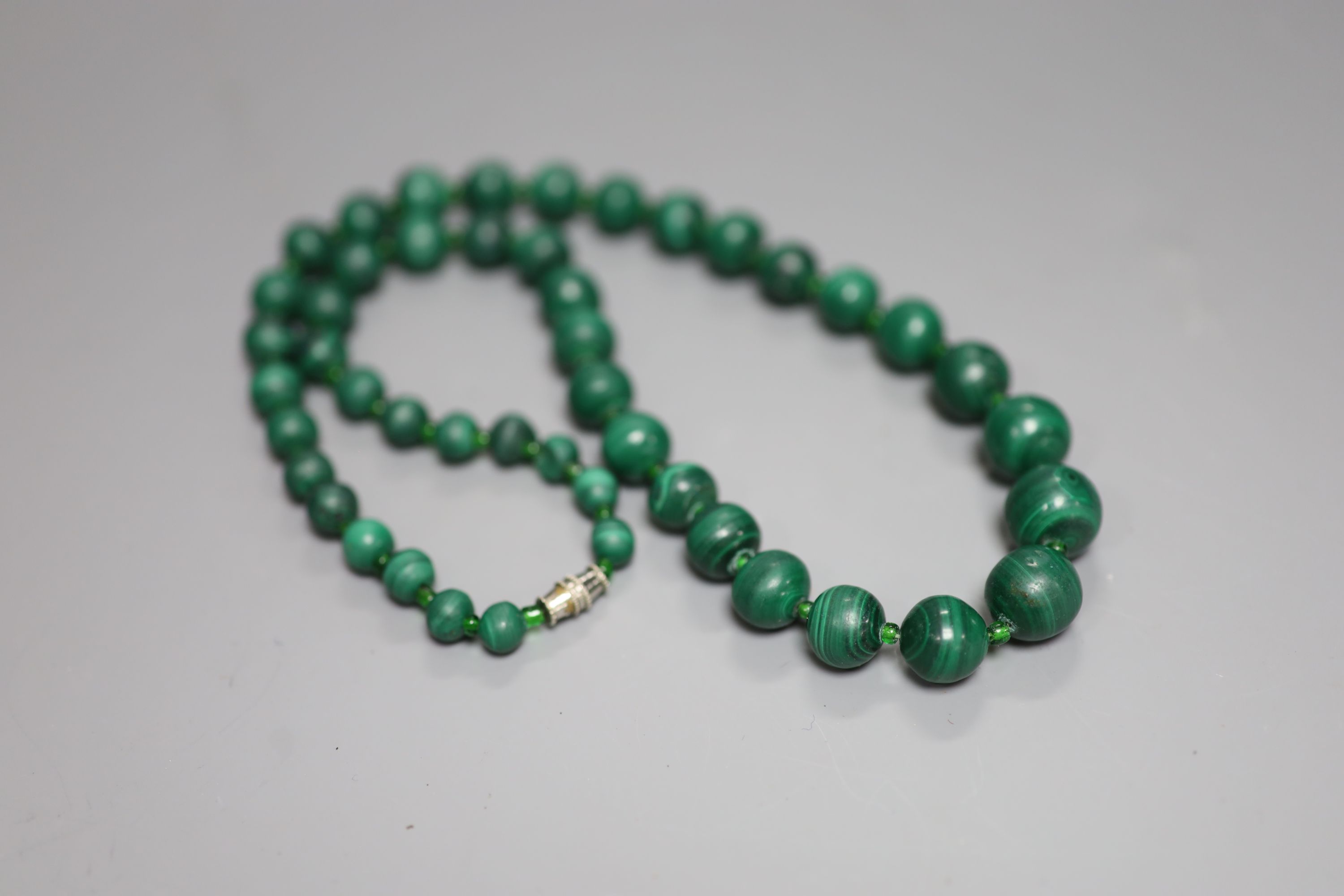 A single strand graduated malachite bead necklace, 50cm.